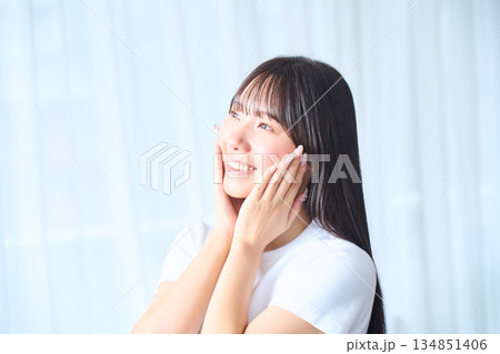 スキンケアをする若い女性 スキンケアをする若い女性 134851406