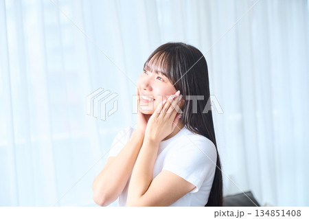 スキンケアをする若い女性 134851408