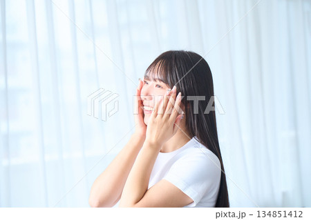 スキンケアをする若い女性 スキンケアをする若い女性 134851412