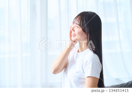 スキンケアをする若い女性 134851415