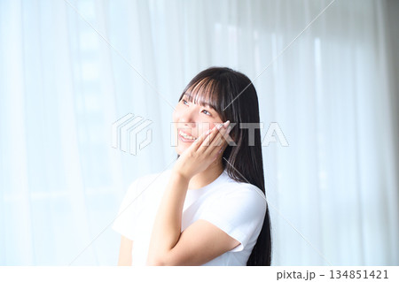 スキンケアをする若い女性 134851421