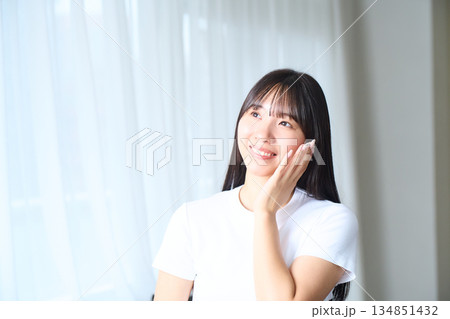 スキンケアをする若い女性 スキンケアをする若い女性 134851432