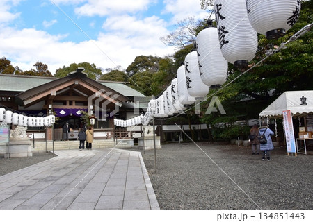 神奈川県藤沢市 皇大神宮(烏森神社)の正月風景 社殿と参拝者 神奈川県藤沢市 皇大神宮(烏森神社)の正月風景 社殿と参拝者 134851443