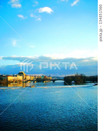 ヴルタヴァ川とカレル橋　プラハ　チェコ 134851560