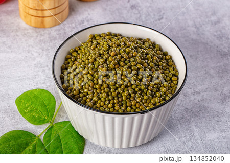 Raw dry green mash bean 134852040
