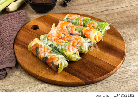 Vietnamese spring roll with prawn and mango 134852192