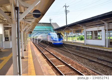 鳥取　JR山陰本線松崎駅構内	を通過中の特急スーパーはくと 134852741