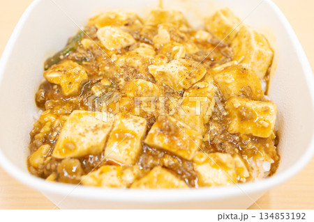 コンビニ弁当の美味しい麻婆丼 134853192