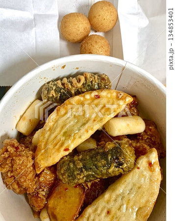 Bunsik, a popular Korean street food, includes various dishes like tteokbokki, odeng, and gimbap. It's a tasty, comforting snack loved by many, perfect for casual gatherings or quick bites. 134853401
