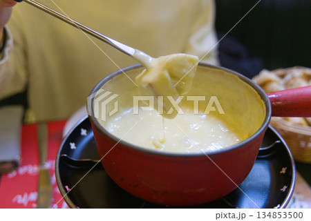 スイス本場のチーズファンデュ 134853500