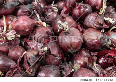 Pile Of Red Onions With Purple Skin In A Fresh Produce Display For Market And Kitchen Use Pile Of Red Onions With Purple Skin In A Fresh Produce Display For Market And Kitchen Use 134853548