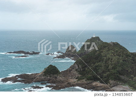 断崖絶壁から望む海 134853607