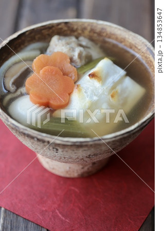 日本のお正月料理 焼いた角餅のお雑煮 日本のお正月料理 焼いた角餅のお雑煮 134853647