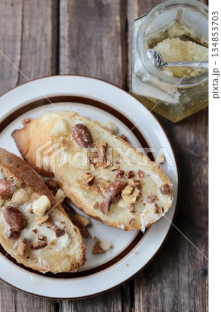 ミックスナッツのハニーバタータルティーヌとハチミツの瓶 134853703