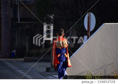 日本の愛知県の犬山市 春の犬山祭りに参加する少年 伝統的な着物を着て、路地裏を歩く後ろ姿 日本の愛知県の犬山市 春の犬山祭りに参加する少年 伝統的な着物を着て、路地裏を歩く後ろ姿 134853729