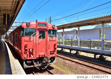 兵庫　JR山陰本線城崎温泉駅構内に停車中のキハ40系気動車 134853773