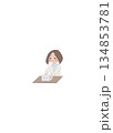 PC作業をするスーツ女性 134853781