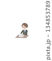 PC作業をするスーツ男性 134853789