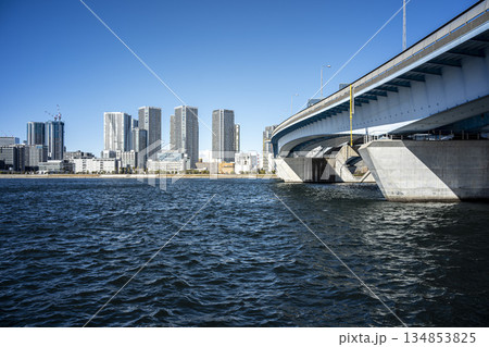 冬の青空と豊洲から見た晴海 晴海運河 東京都江東区豊洲 冬の青空と豊洲から見た晴海 晴海運河 東京都江東区豊洲 134853825
