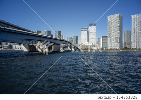 冬の青空と豊洲から見た晴海　晴海運河　東京都江東区豊洲 134853828