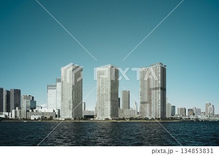 冬の青空と豊洲から見た晴海 晴海運河 東京都江東区豊洲 冬の青空と豊洲から見た晴海 晴海運河 東京都江東区豊洲 134853831