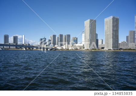 冬の青空と豊洲から見た晴海 晴海運河 東京都江東区豊洲 冬の青空と豊洲から見た晴海 晴海運河 東京都江東区豊洲 134853835