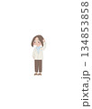 手をあげるスーツ女性 134853858