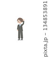 手をあげるスーツ男性 134853891