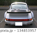 どっしり構えたリアビューはこの車が特別だとわかります 134853957