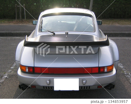 どっしり構えたリアビューはこの車が特別だとわかります 134853957