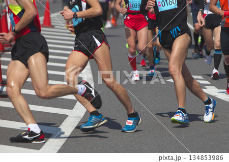 マラソン大会で快走する市民ランナーの足元とランニングシューズの躍動感 マラソン大会で快走する市民ランナーの足元とランニングシューズの躍動感 134853986