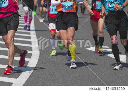 マラソン大会で快走する市民ランナーの足元とランニングシューズの躍動感 134853990