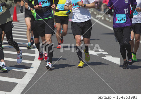 マラソン大会で快走する市民ランナーの足元とランニングシューズの躍動感 マラソン大会で快走する市民ランナーの足元とランニングシューズの躍動感 134853993