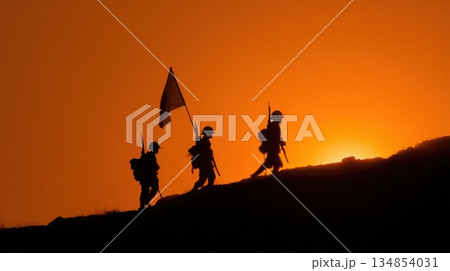 夕日を背に行軍する日本兵のシルエット 134854031