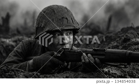 塹壕でライフルを構える日本兵のクローズアップ) 134854038
