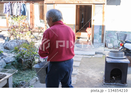 庭仕事をする高齢男性 庭仕事をする高齢男性 134854210