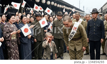 出征する兄に日の丸を振る笑顔の人々と涙を流す少年の対比 出征する兄に日の丸を振る笑顔の人々と涙を流す少年の対比 134854293
