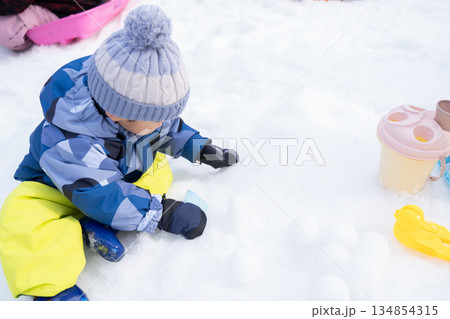 雪遊びをする赤ちゃん 134854315
