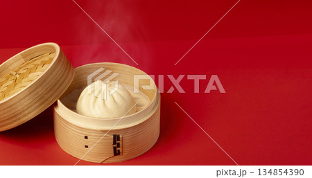 竹せいろに入った中華まん。せいろ、中華まん、肉まん、豚まん、包子など。 134854390