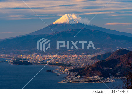 (静岡県)発端丈山から眺める沼津の街並みと富士山・夕景 (静岡県)発端丈山から眺める沼津の街並みと富士山・夕景 134854468