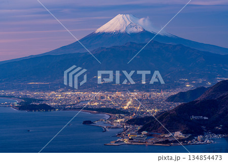 （静岡県）発端丈山から眺める沼津の街並みと富士山・夕景 134854473