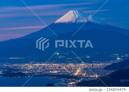 (静岡県)発端丈山から眺める沼津の街並みと富士山・夕景 (静岡県)発端丈山から眺める沼津の街並みと富士山・夕景 134854474