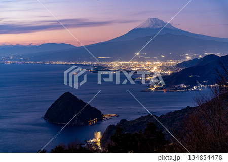 （静岡県）発端丈山から眺める沼津の街並みと富士山・夕景 134854478