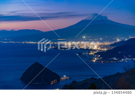 （静岡県）発端丈山から眺める沼津の街並みと富士山・夕景 134854480