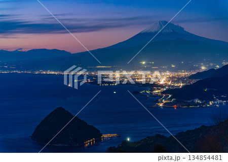 （静岡県）発端丈山から眺める沼津の街並みと富士山・夕景 134854481