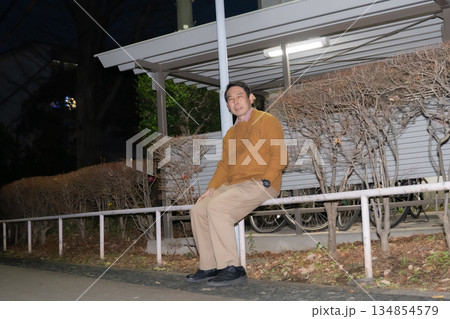 座って休む中高年男性 座って休む中高年男性 134854579