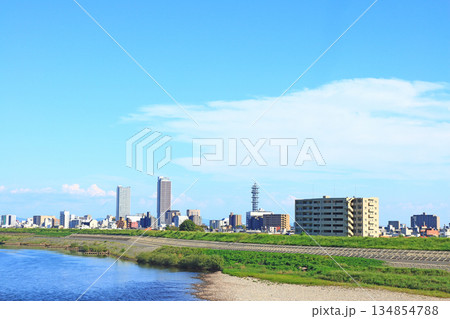 岐阜県岐阜市、長良川と岐阜駅前高層ビル群の風景 岐阜県岐阜市、長良川と岐阜駅前高層ビル群の風景 134854788