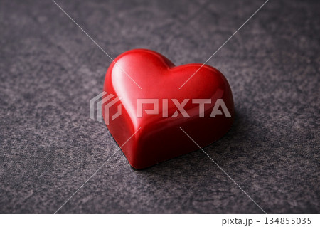 赤いハート型チョコレートのクローズアップ｜バレンタインの高級ボンボンショコラ 134855035
