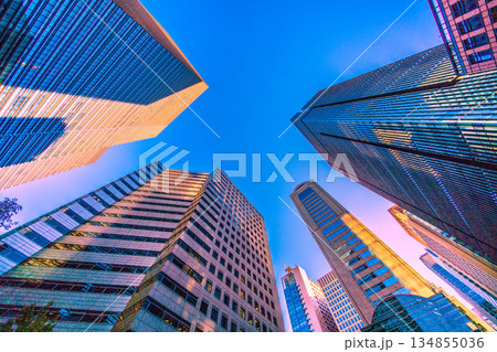 日本の東京都市景観希望の空…年末の大手町。冬晴れ…天空に広がる青空＝令和7年12月28日 134855036