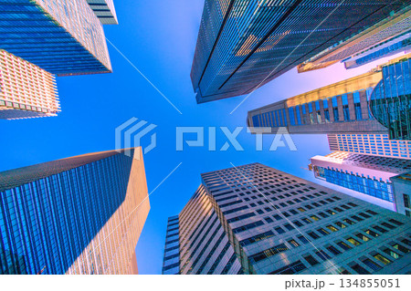 日本の東京都市景観年末の大手町。冬晴れが広がる…信じる未来へ、希望の空＝令和7年12月28日 134855051